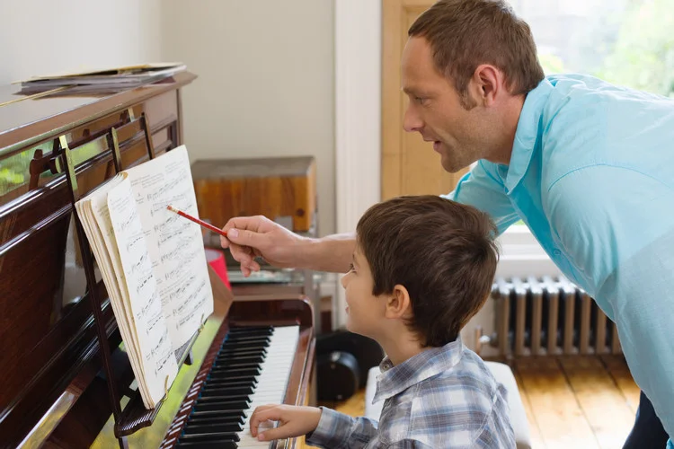 piano tutor with student