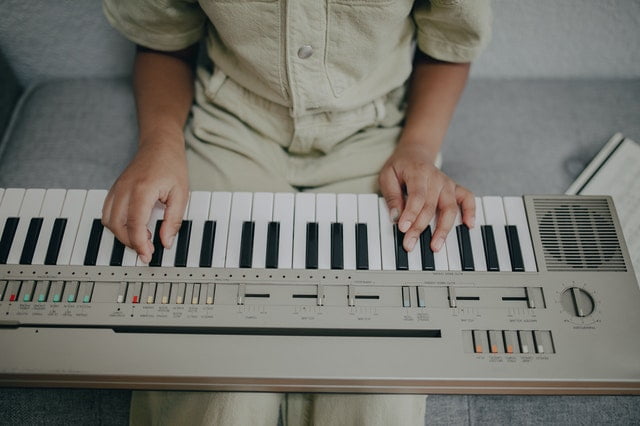 girl playing keyboard